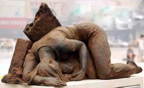 河南暴雨，她把女兒高高舉起：如果你還活著，一定要記得我愛你！